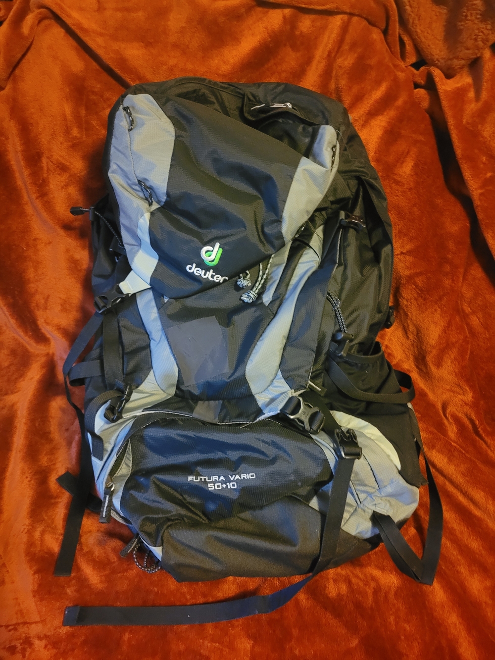 Deuter Futura Vario 50+10 Men’s Hiking Adustable Backpack - Black & Gray GUC